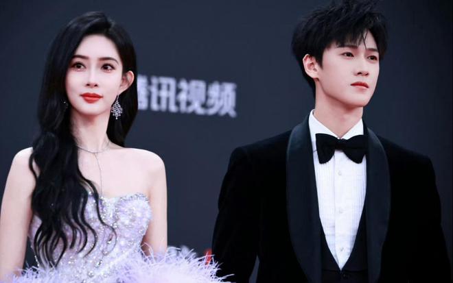 胸礼服唐嫣高定黑裙却被压轴的赵丽颖抢镜九游会真人游戏第一品牌澳门这天：张萌开(图2)