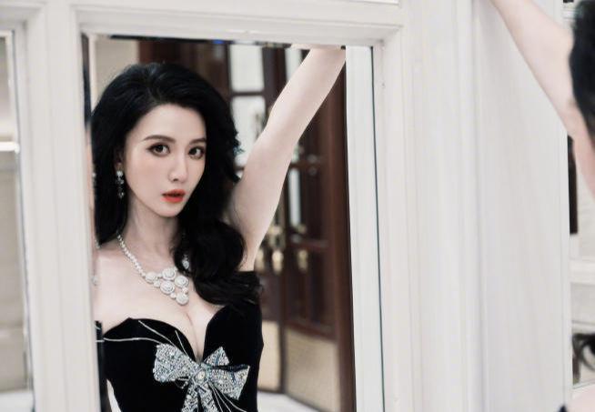 胸礼服唐嫣高定黑裙却被压轴的赵丽颖抢镜九游会真人游戏第一品牌澳门这天：张萌开(图23)