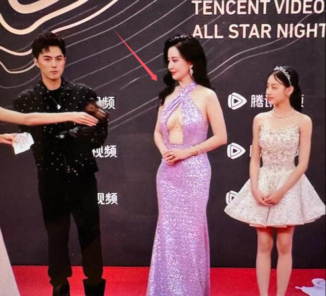 胸礼服唐嫣高定黑裙却被压轴的赵丽颖抢镜九游会真人游戏第一品牌澳门这天：张萌开(图25)