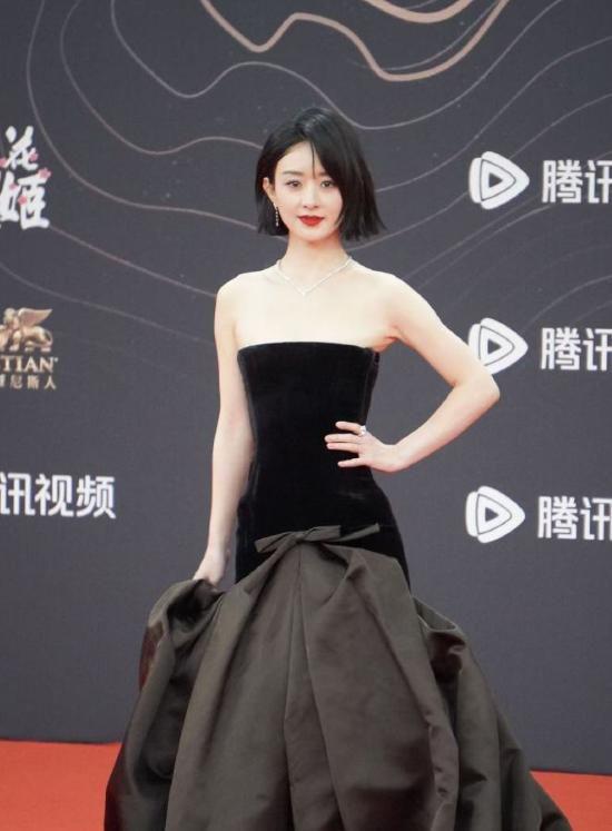 胸礼服唐嫣高定黑裙却被压轴的赵丽颖抢镜九游会真人游戏第一品牌澳门这天：张萌开(图24)
