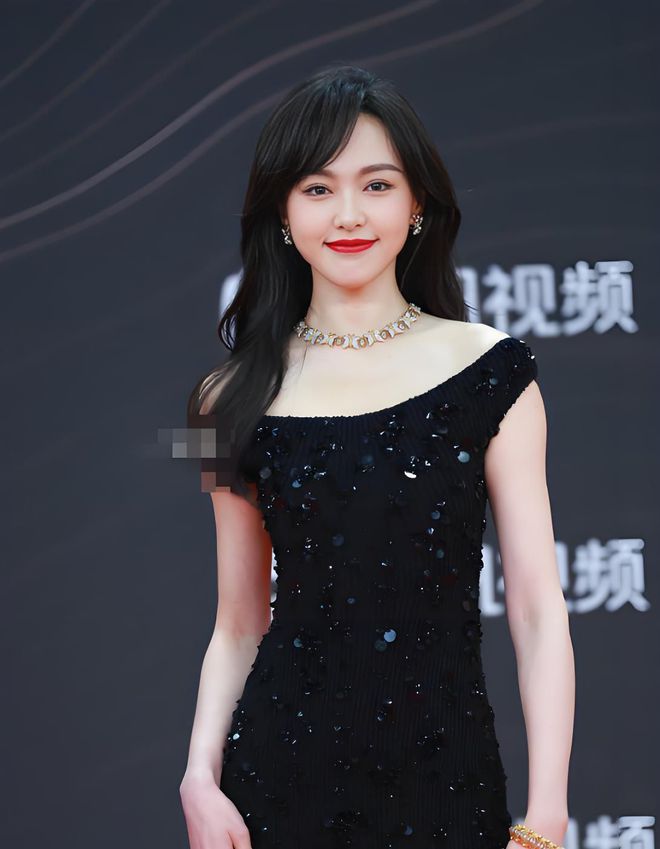 胸礼服唐嫣高定黑裙却被压轴的赵丽颖抢镜九游会真人游戏第一品牌澳门这天：张萌开(图18)