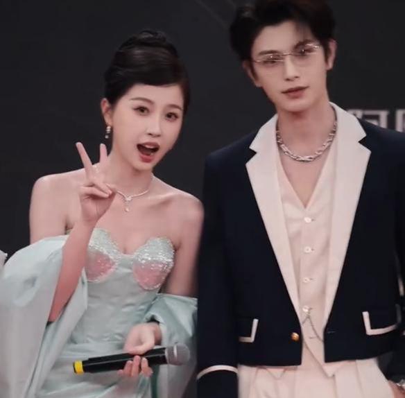 胸礼服唐嫣高定黑裙却被压轴的赵丽颖抢镜九游会真人游戏第一品牌澳门这天：张萌开(图11)